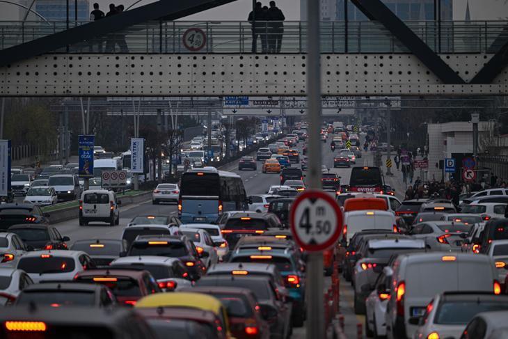 Başkentte sürücüleri isyan ettiren olay! Alışveriş kuyruğu trafiği felç etti