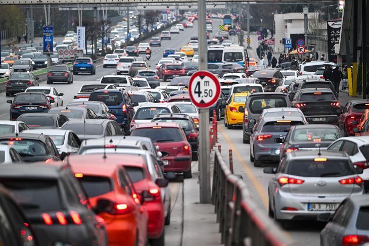 Başkentte sürücüleri isyan ettiren olay! Alışveriş kuyruğu trafiği felç etti