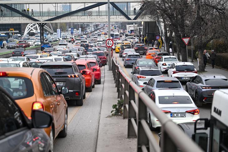 Başkentte sürücüleri isyan ettiren olay! Alışveriş kuyruğu trafiği felç etti