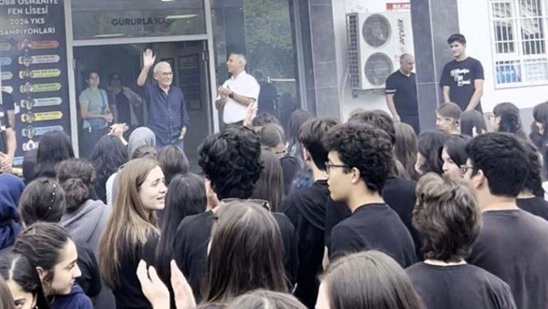 35 yıllık öğretmene duygusal veda! Emekliliğe 'Hatıran Yeter' ile uğurlandı