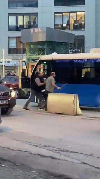 Kadıköy'de trafik magandası dehşeti! 'Yol vermedi' diye sopayla saldırdı