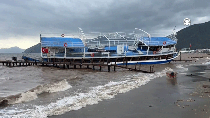 Marmaris’te sağanak yağış ve fırtına!