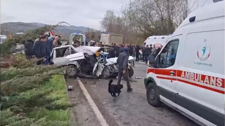 Otomobil ikiye bölündü