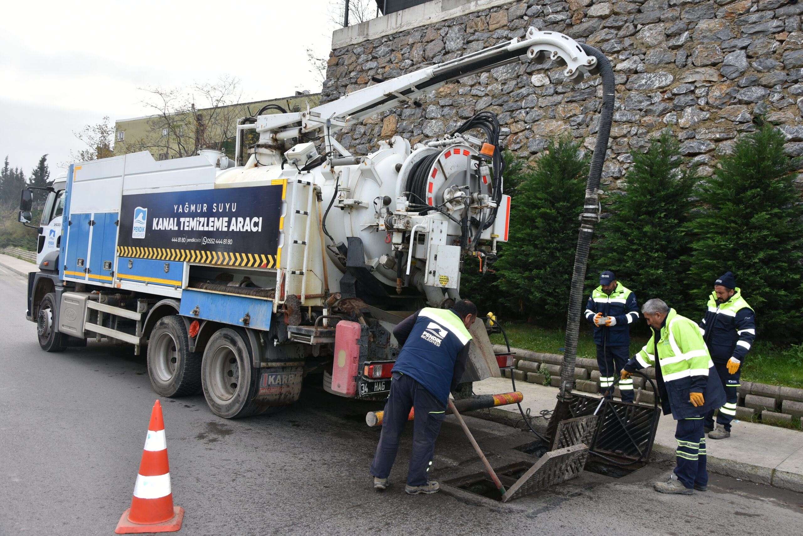 Pendik’te yağmur suyu kanalları ve mazgallar temizleniyor