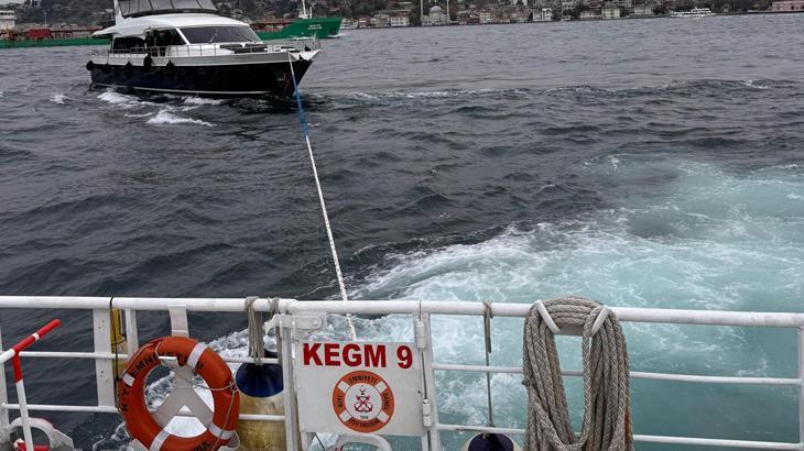 İstanbul Boğazı’nda sürüklenen tekneye kurtarma operasyonu