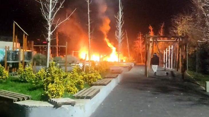 Beylikdüzü’nde çocuk parkı alev alev yandı