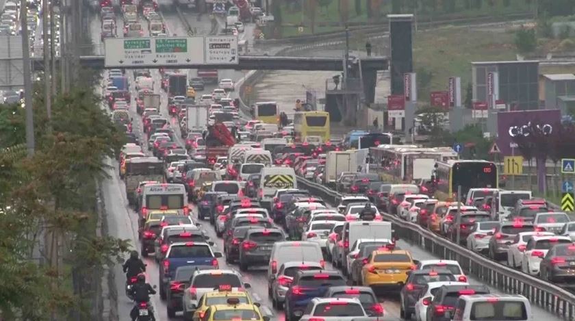 Yağış İstanbul’da ilk iş gününde trafiği kilitledi