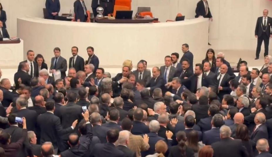TBMM’de AK Parti ile CHP’li vekiller birbirine girdi!