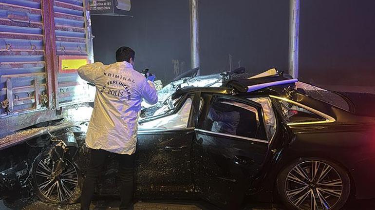 Kütahya'da katliam gibi kaza! Otomobil TIR'a arkadan çarptı: 4 kişi öldü