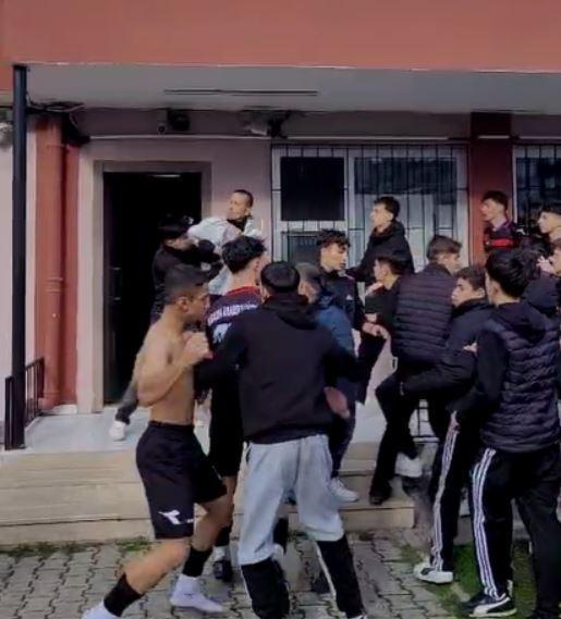 Liseler arası futbol turnuvasında korkunç olay! Öğrenciler öğretmeni darbetti