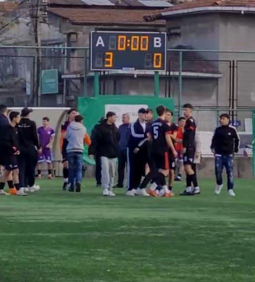 Liseler arası futbol turnuvasında korkunç olay! Öğrenciler öğretmeni darbetti