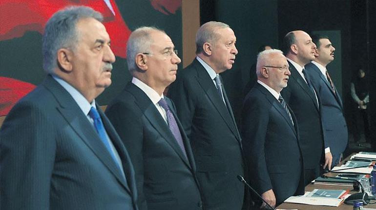 Kadeh tokuşturmayı maharet zannediyor