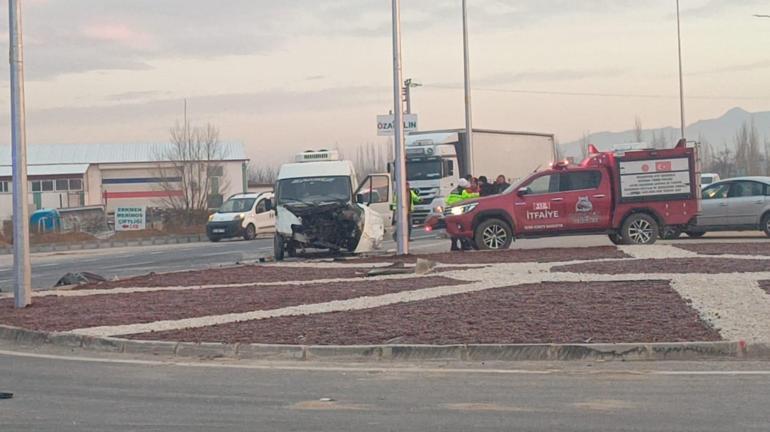 Afyonkarahisar'da öğrenci servis aracı ile kamyonet çarpıştı, 14 kişi yaralandı