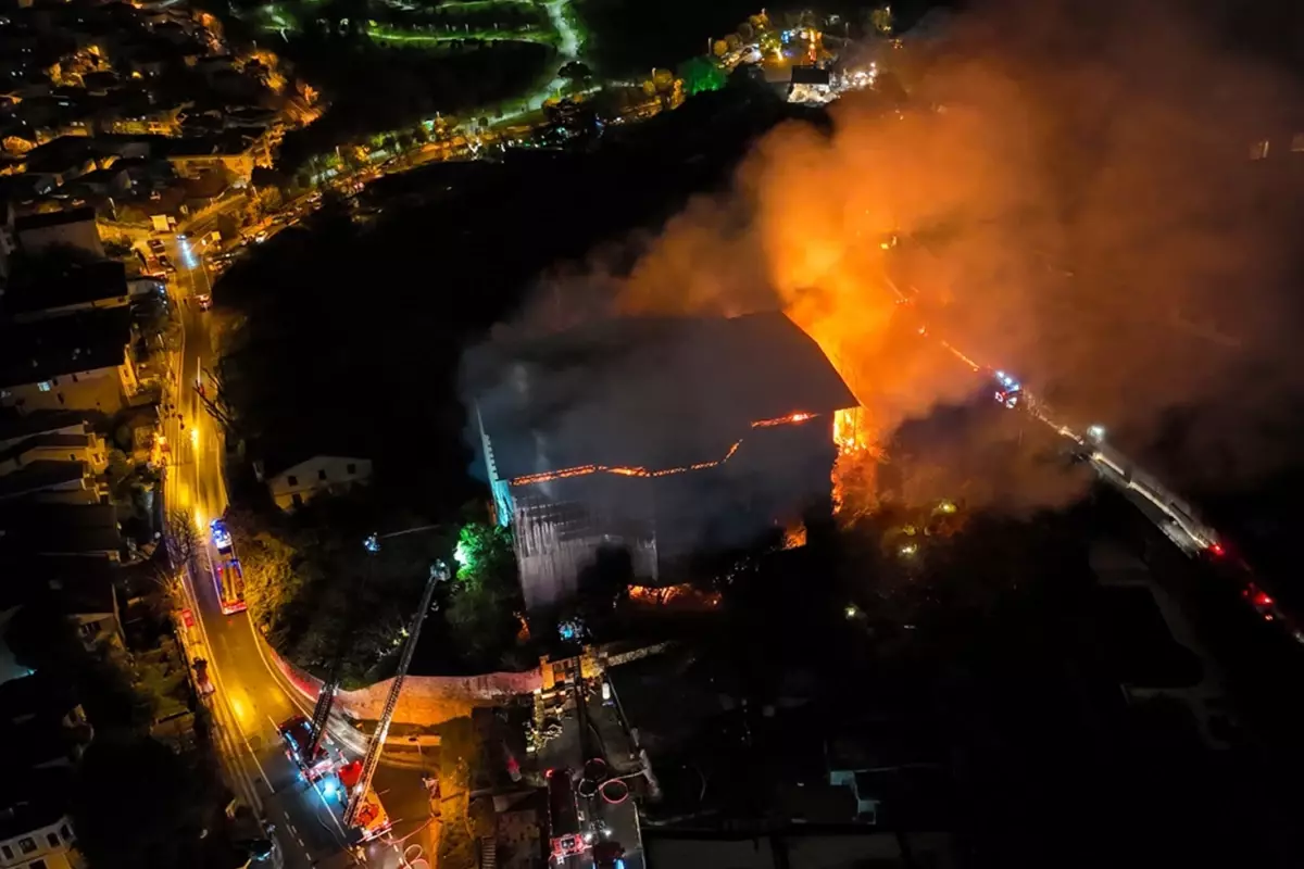 İstanbul’da tarihi köşkü küle çeviren yangın
