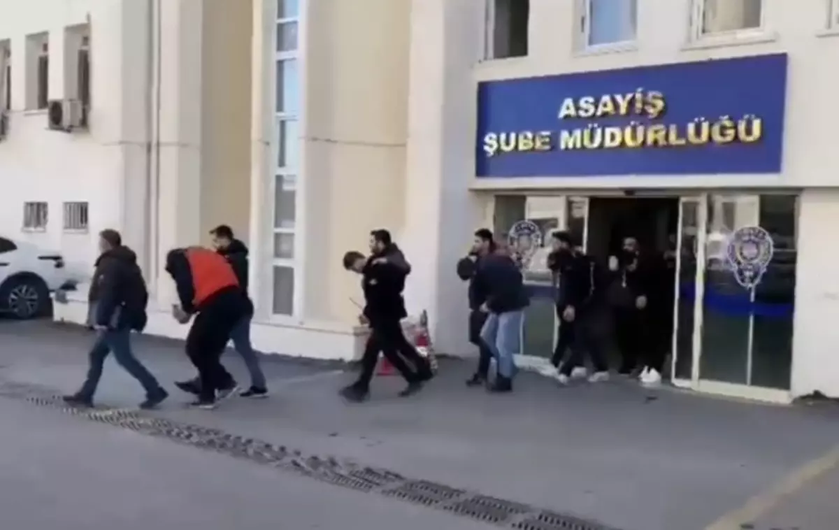 Kendilerini polis ve savcı olarak tanıtıp dolandırıcılık yapan 25 şüpheli tutuklandı