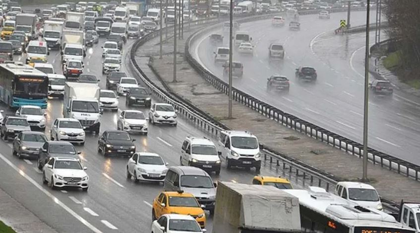 Yağmur yağdı, İstanbul’da trafik kilitlendi!