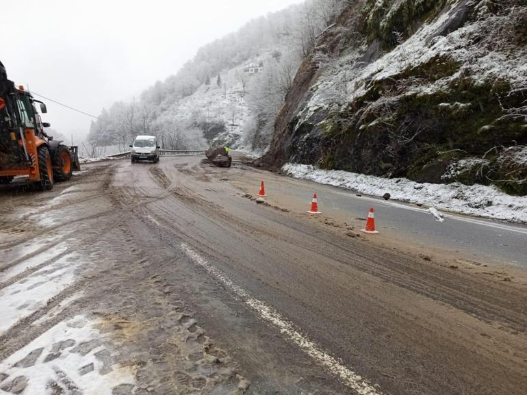 Trabzon'da heyelan! Yol ulaşıma kapandı