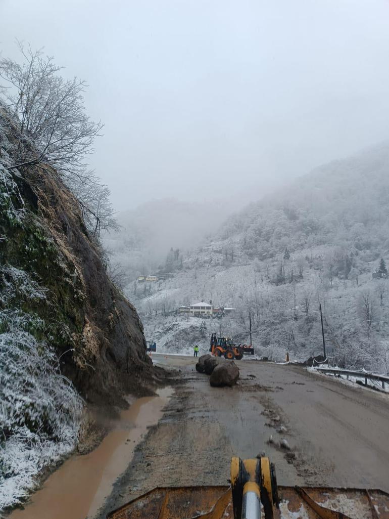 Trabzon'da heyelan! Yol ulaşıma kapandı