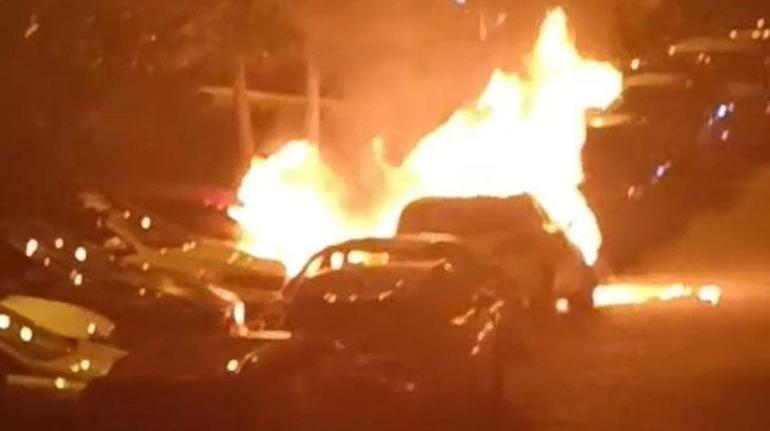 Beşiktaş'ta 4 otomobil alev alev yandı!