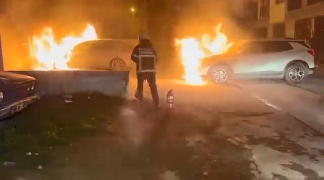 Park halindeki otomobil alev aldı! İki araç kullanılamaz hale geldi