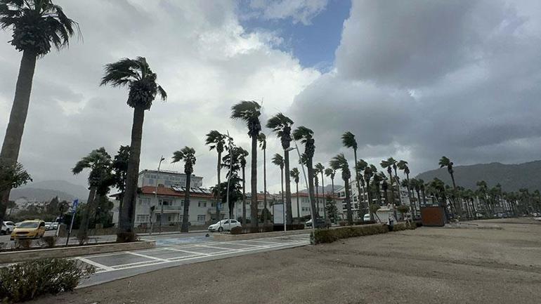 Marmaris’i fırtına vurdu: Yelkenli tekne karaya oturdu