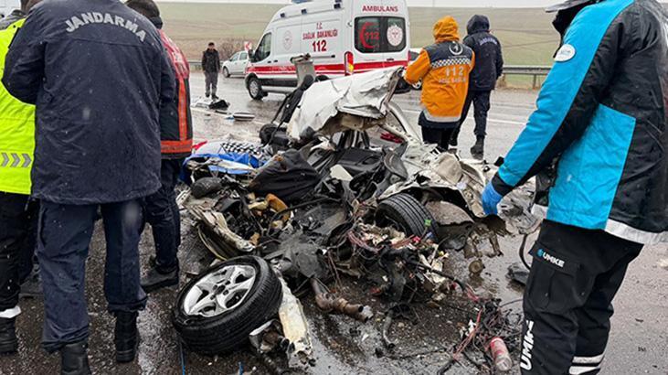 Otomobili ezip geçti: 3 ölü