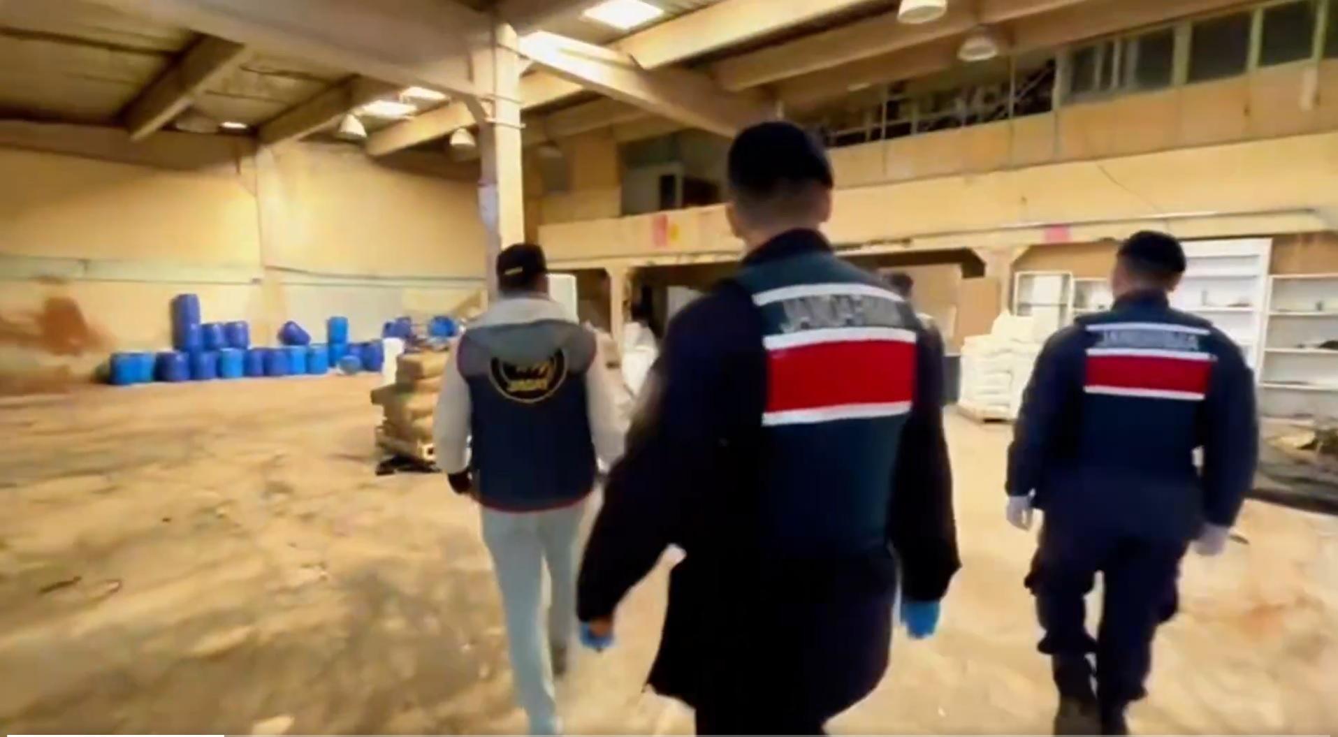 İzmir’de 1 ton 625 kilo uyuşturucu ham maddesi ele geçirildi