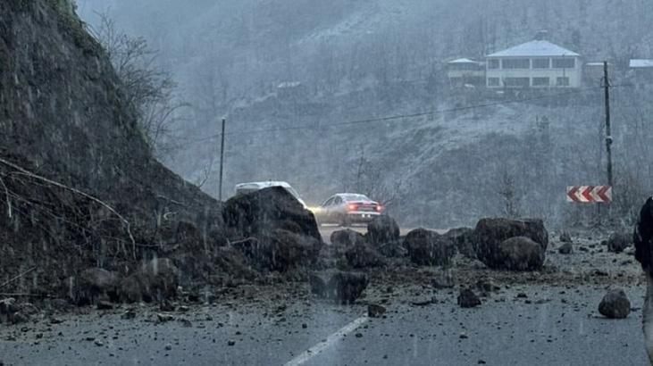 Trabzon’da heyelan sonrası yol ulaşıma kapandı