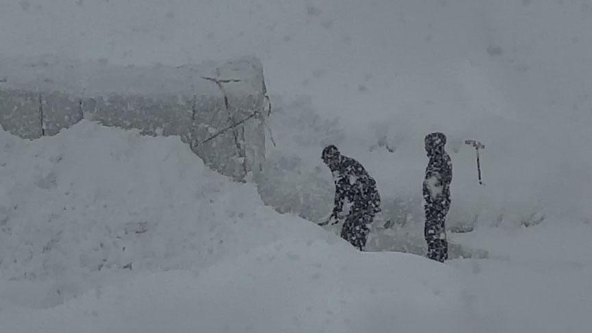 Kar kalınlığı yükseklerde 2 metreyi aştı! Yüzlerce köy yolu ulaşıma kapandı