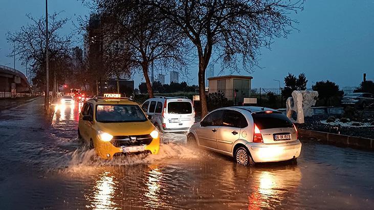 İzmir’de sağanak hayatı felç etti