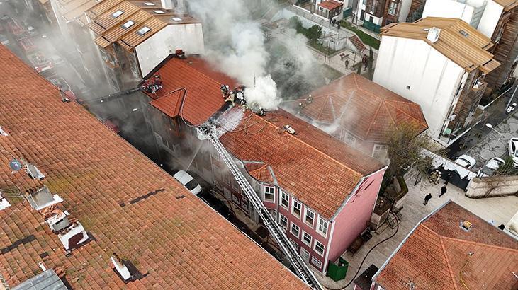 Fatih’te dergahta yangın sonrası ahşap bina kullanılamaz hale geldi