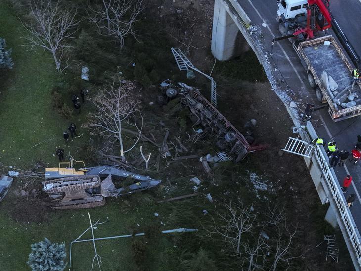 ‘Uçan yol’da can pazarı! Metrelerce yükseklikte asılı kalan araçtan demir penselerle kurtarıldılar