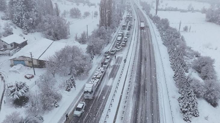 Kar bir anda bastırdı! Karayolu 3 saat trafiğe kapandı