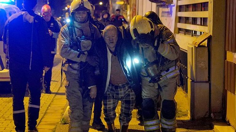 Kadıköy'de apartmanda yangın! 1'i ağır 8 yaralı