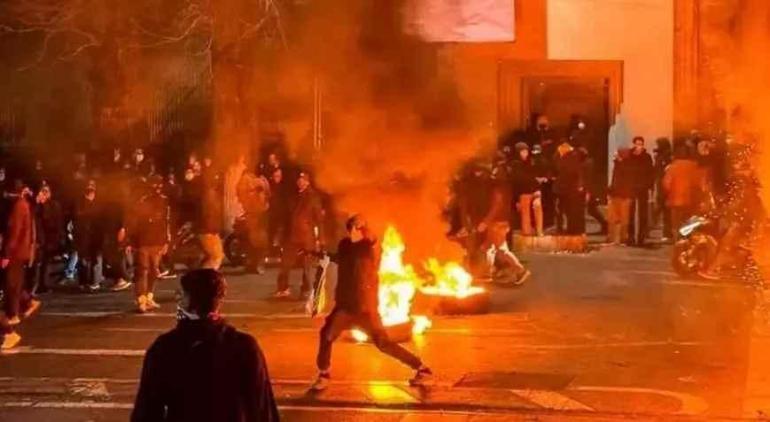Trump İranlılara seslendi: Protestolara devam edin, yardım yolda!