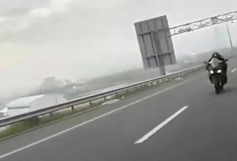 Otoyolda 300 kilometre hız yapan motosiklet sürücüsüne 'Gereği Yapıldı'