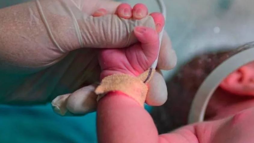 İki aylık bebek açlıktan can verdi! Tüm aile tutuklandı…