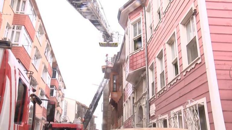 Fatih'te dergahta yangın: Söndürüldü ama tahta bina gitti