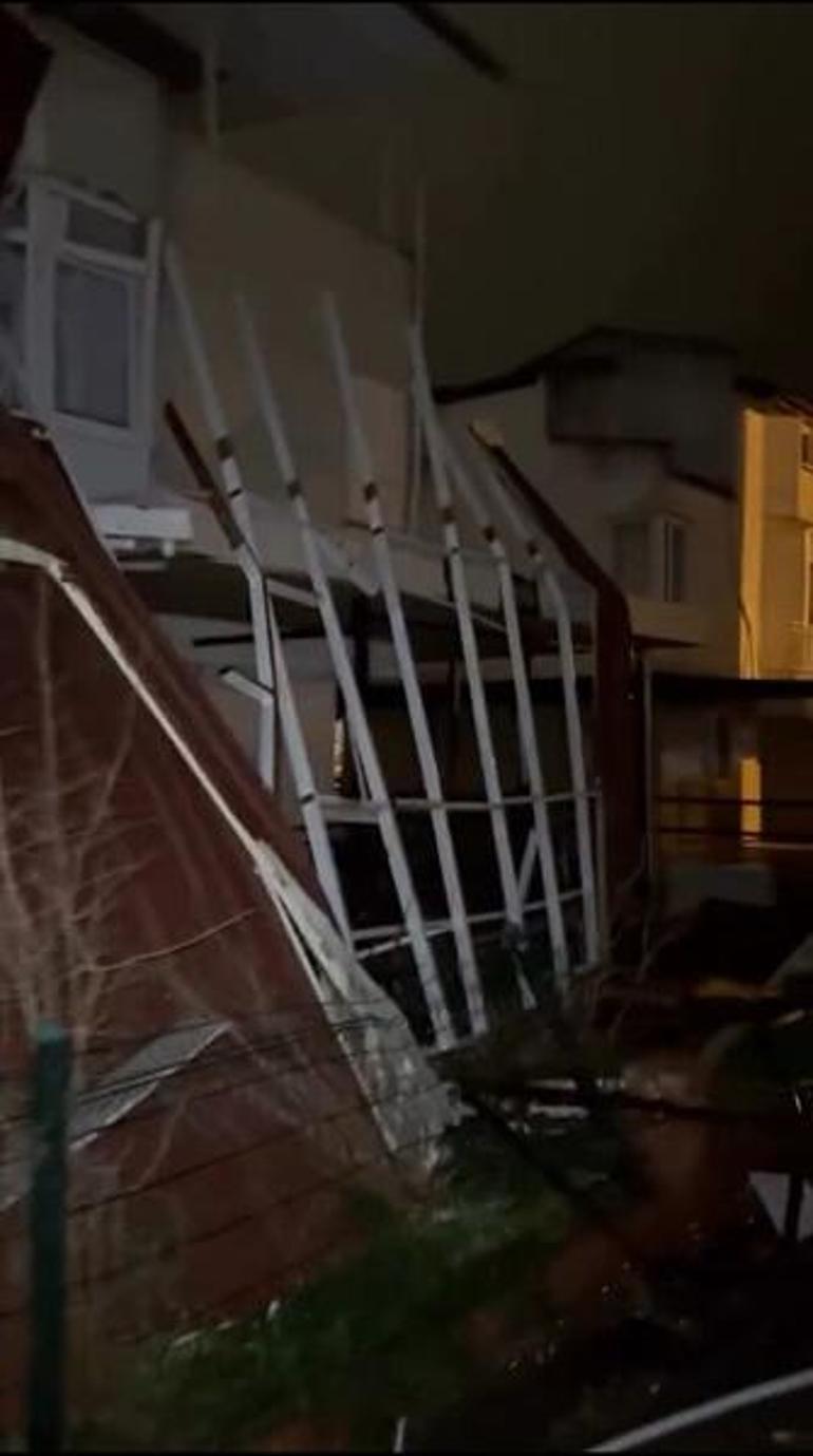 Ege, fırtına ve sağanağa teslim oldu: Dereler taştı, çatılar uçtu