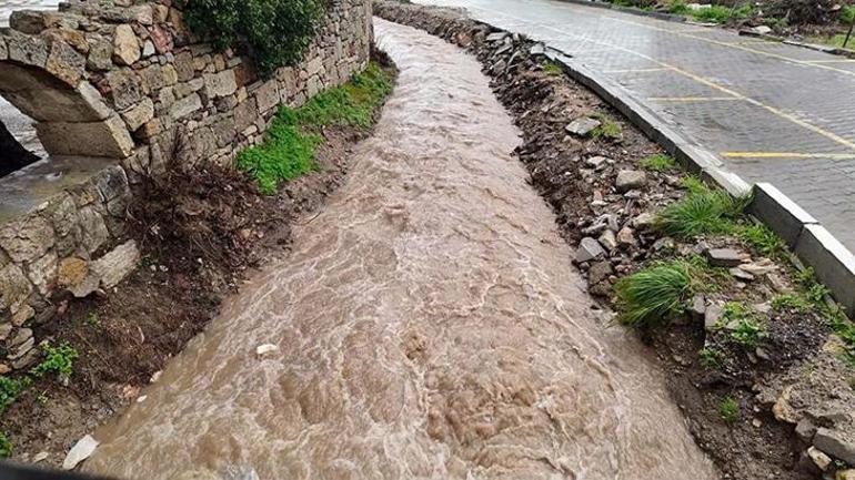 Ege, fırtına ve sağanağa teslim oldu: Dereler taştı, çatılar uçtu
