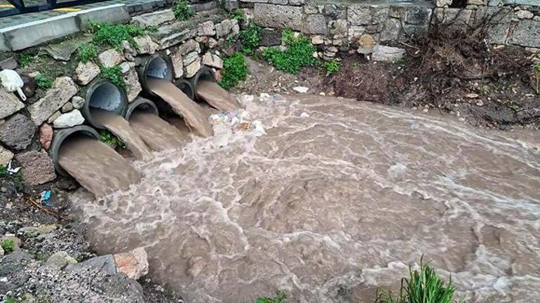 Ege, fırtına ve sağanağa teslim oldu: Dereler taştı, çatılar uçtu