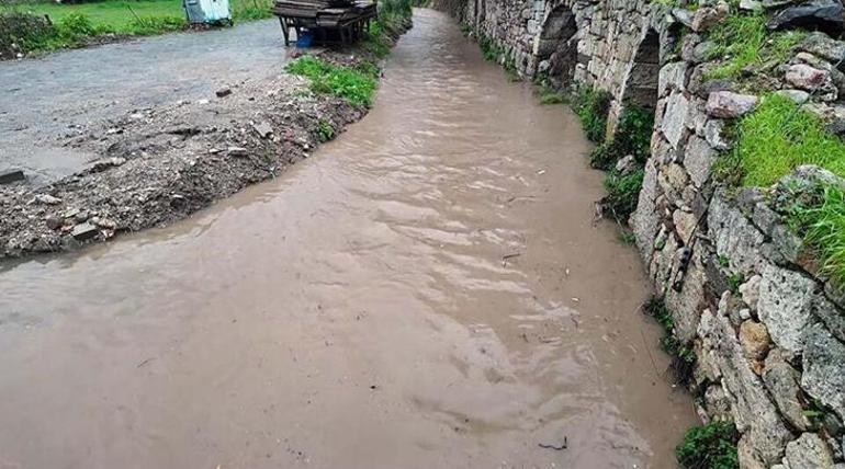 Ege, fırtına ve sağanağa teslim oldu: Dereler taştı, çatılar uçtu