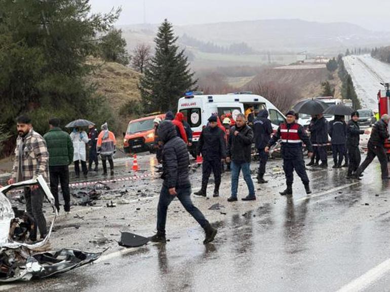 Kaza yerinden korkunç görüntüler! Otomobili ezip geçti: 3 ölü