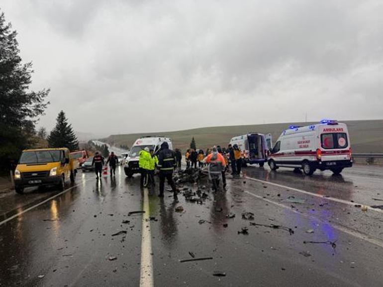 Kaza yerinden korkunç görüntüler! Otomobili ezip geçti: 3 ölü