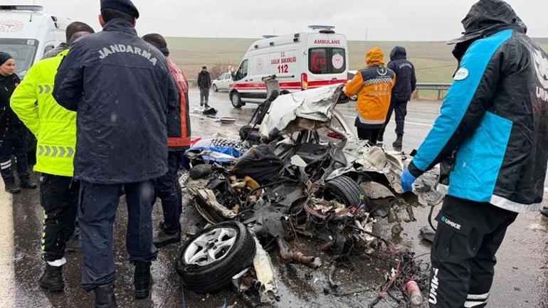 Kaza yerinden korkunç görüntüler! Otomobili ezip geçti: 3 ölü