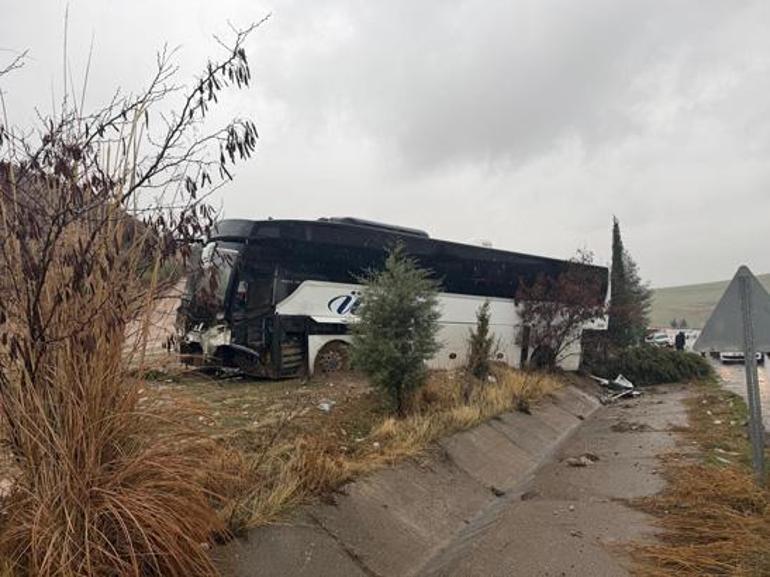 Kaza yerinden korkunç görüntüler! Otomobili ezip geçti: 3 ölü