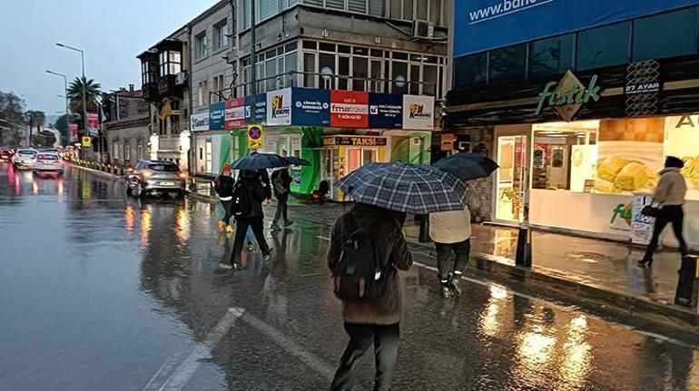 İzmir'de sağanak hayatı felç etti