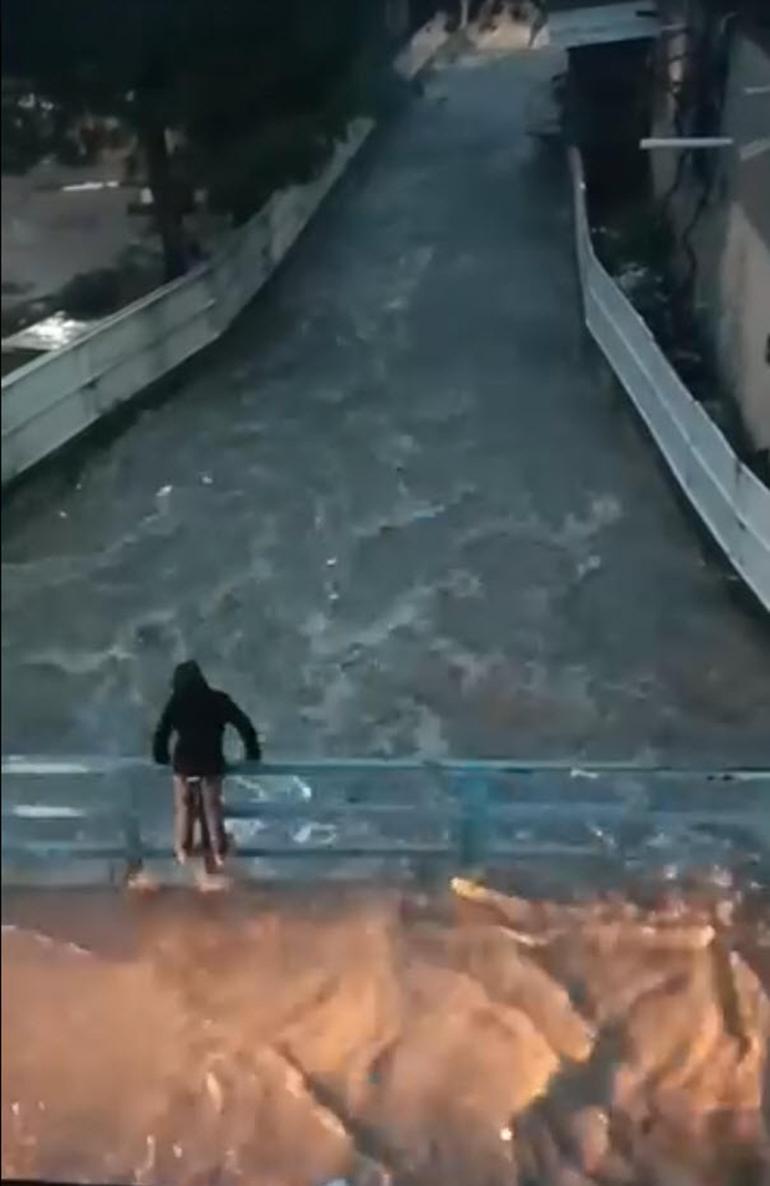 İzmir'de sağanak hayatı felç etti