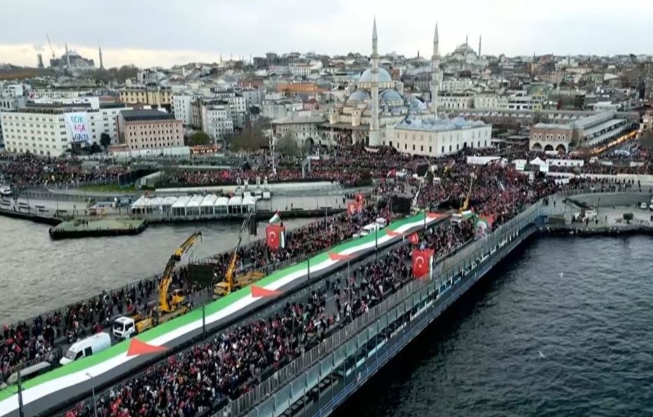 Galata Köprüsü’nde Filistin’e destek yürüyüşü!