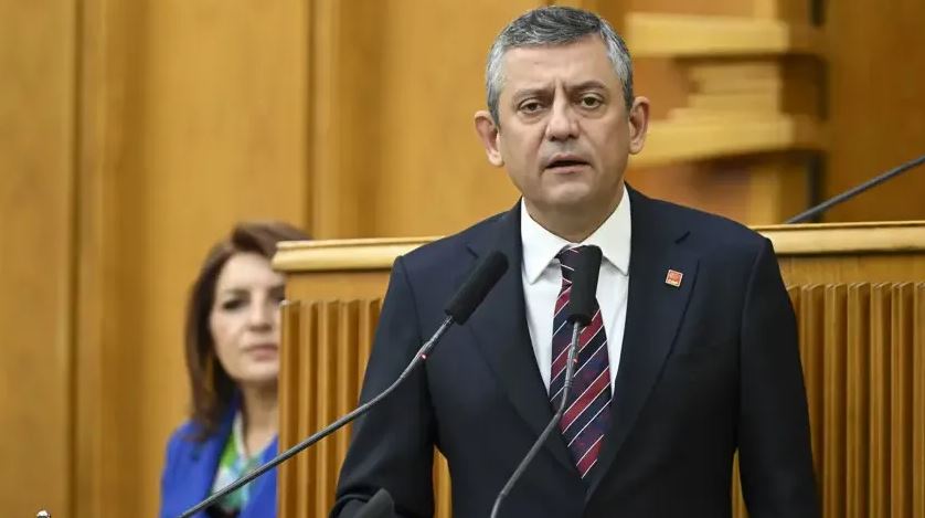 Özel, Erdoğan’ı hedef alan Yunan gazeteciye sert çıktı: “Kendini bilmez, orada dur!”